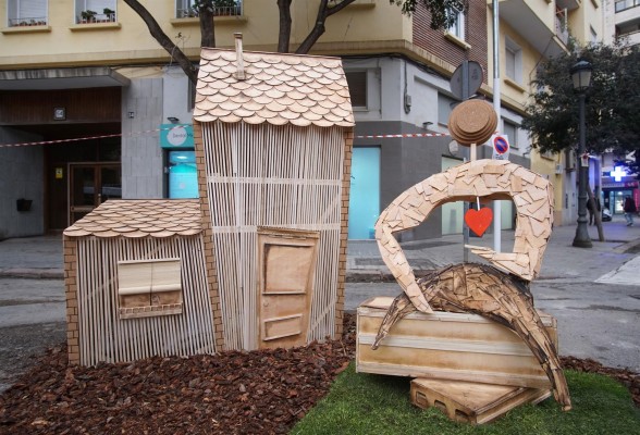 Usuarios de la Fundación Maides colaboran en la elaboración de una falla solidaria