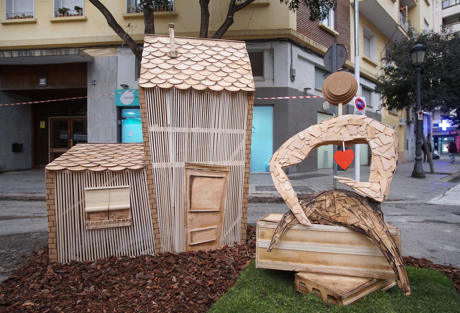 Usuarios de la Fundación Maides colaboran en la elaboración de una falla solidaria