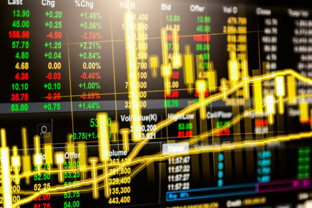 Un Ibex 35 de menos a más logró cerrar en positivo y recuperar la cota de los 8.200 puntos