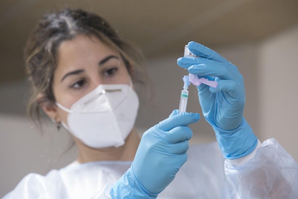 Alicante notifica 1.547 nuevos casos desde el viernes y tres fallecimientos