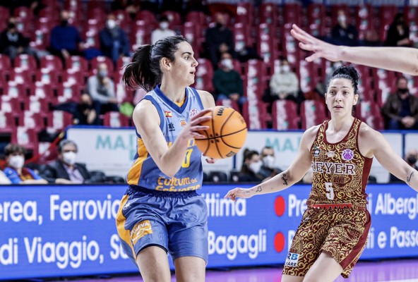 Valencia gana en Venezia y la Fonteta decidirá