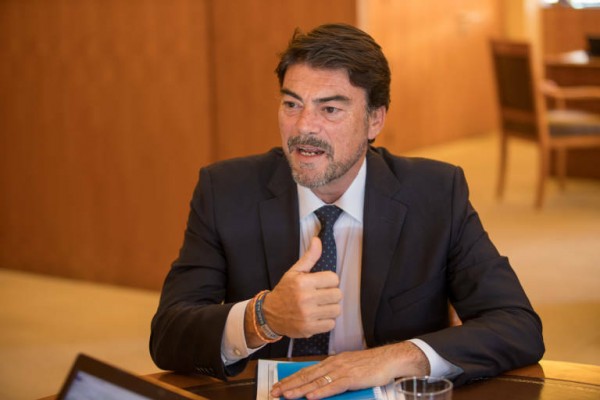 Barcala ofrece la colaboración de Alicante para relanzar los rodajes en Ciudad de la Luz