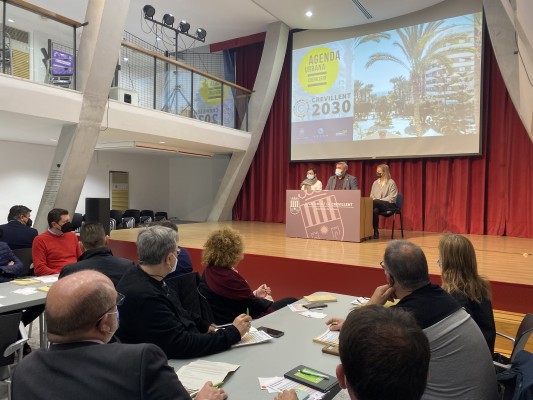 Crevillent celebra el primer encuentro y mesa redonda con el sector económico local