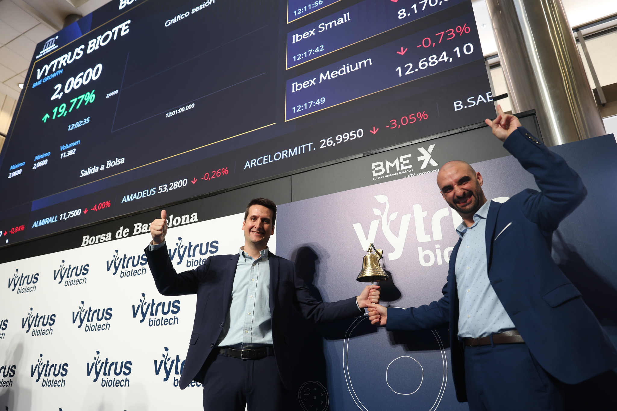 Albert Jané y Òscar Expósito, CEOs y cofundadores de Vytrus, durante el Toque de Campana (Foto: BME Growth) - 