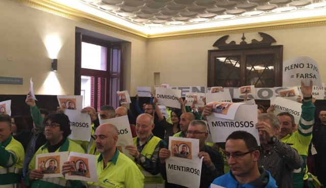 Trabajadores de Lafarge se encierran en el Ayuntamiento de Sagunto