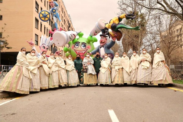 El viento tumba parte del remate de la falla La Nova de Benicalap 'Vertadera superherois'