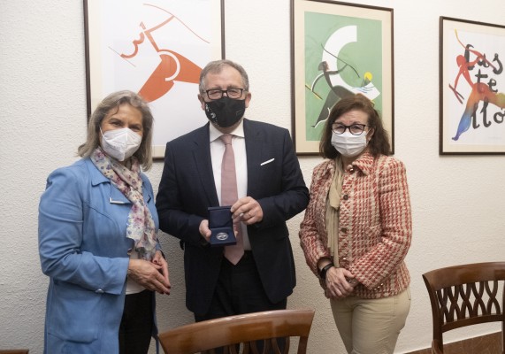 La UNED entrega la medalla de su 50 aniversario a la Diputación como reconocimiento a su apoyo