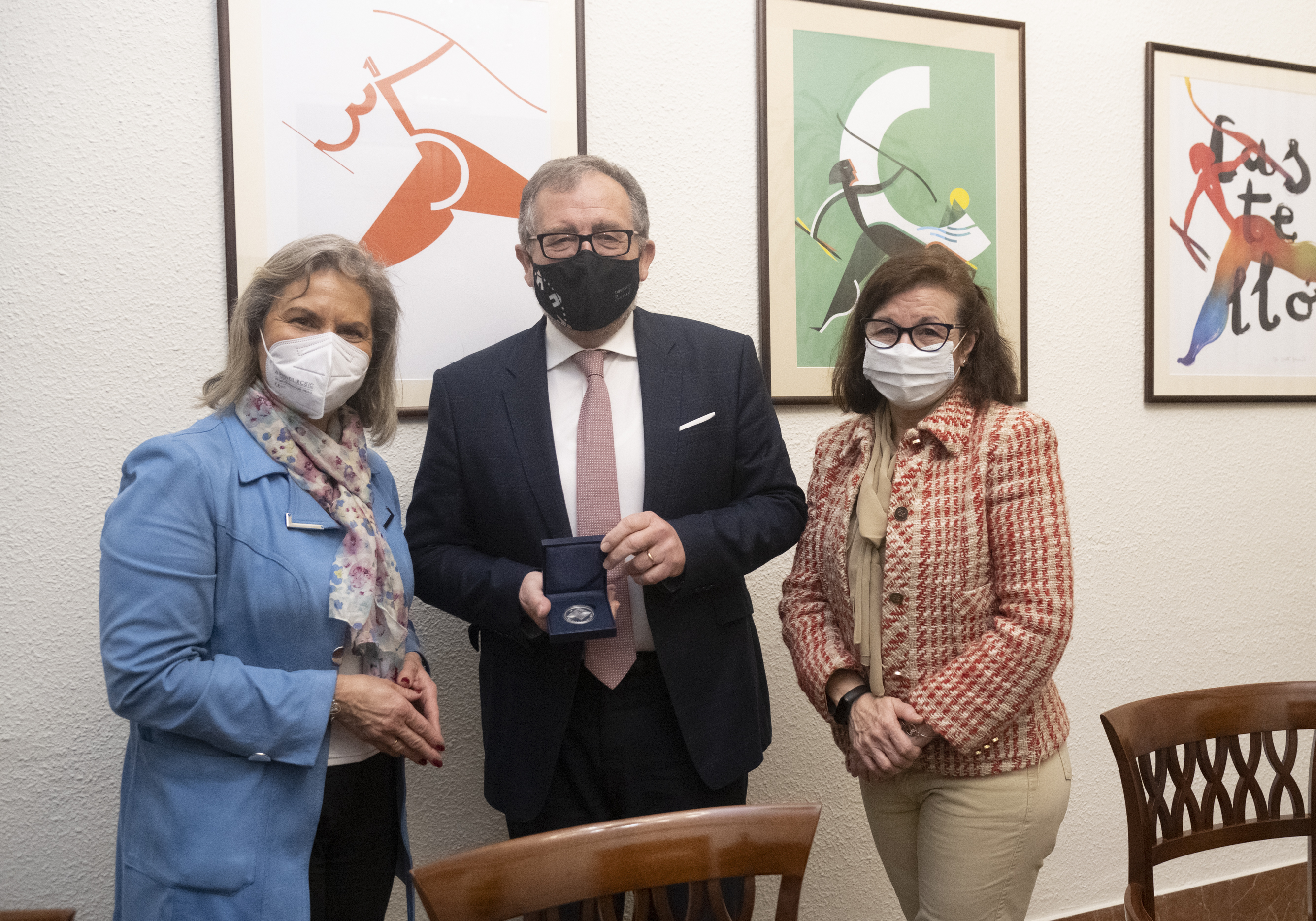 La UNED entrega la medalla de su 50 aniversario a la Diputación como reconocimiento a su apoyo