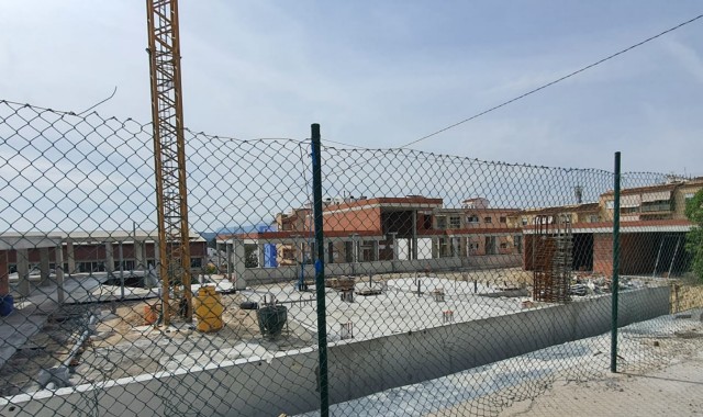 La ampliación de un colegio de Teulada, en el aire por el aumento de coste de los materiales

