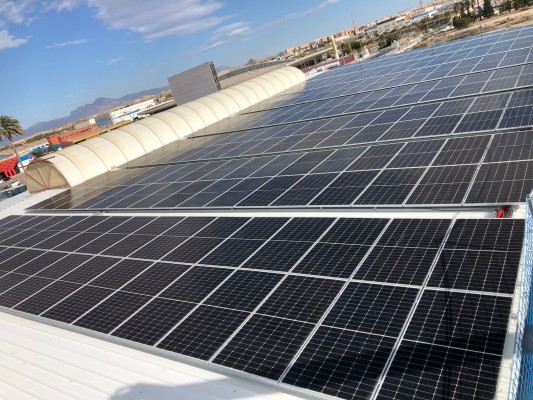 Mercalicante instala una planta solar que evitará la emisión de 88 toneladas de CO2 al año