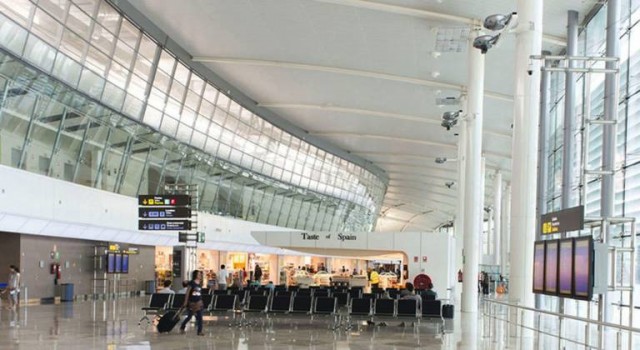 La niebla desvía ocho vuelos y cancela otro en el aeropuerto de Manises