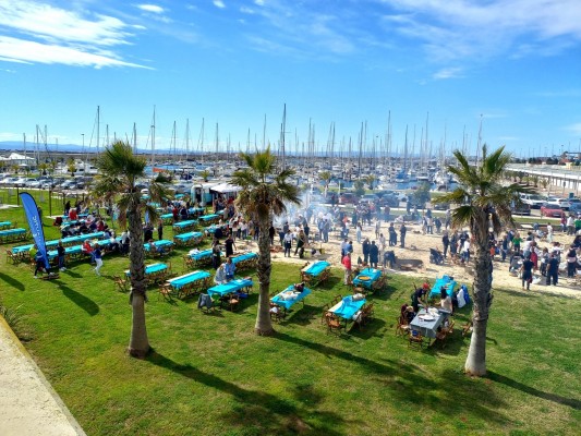 Valencia Mar reúne a 400 personas en su III Concurso de Paella Marinera con un jurado de lujo