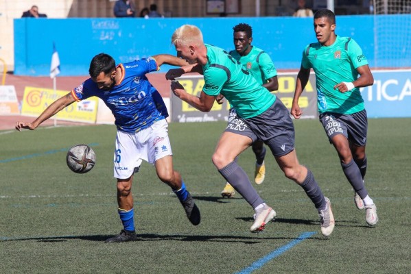 El Águilas vuelve a mostrarse endeble y cede el empate cuando ganaba por 2-0 en el minuto 85 