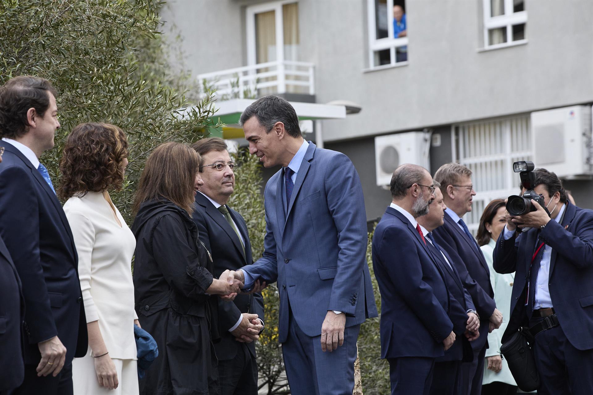 Sánchez y las CCAA se comprometen a seguir tomando medidas para paliar efectos de la guerra