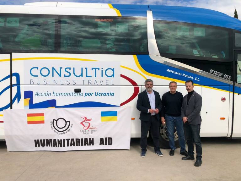  Autobús fletado para trasladar a refugiados. Foto: JUNTOS POR LA VIDA  - 