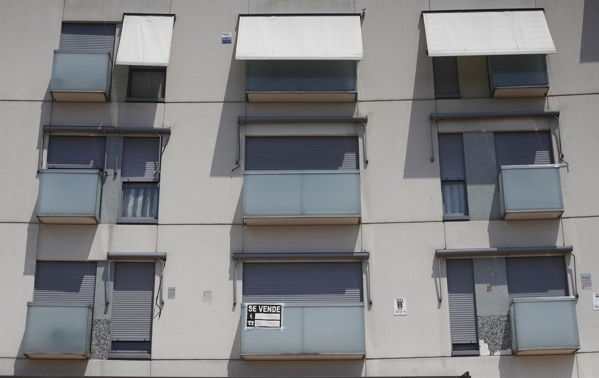 Cartel de 'se vende' en el balcón de un piso de un edificio de Madrid. Foto: EDUARDO PARRA/EP - 