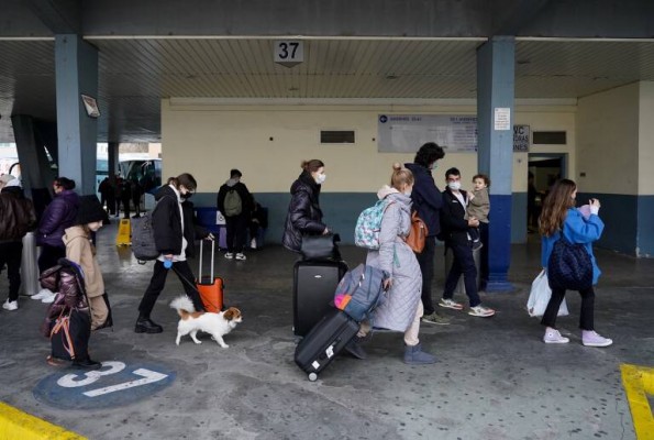 Medio centenar de ucranianos llegan en el primer tren especial a Alicante
