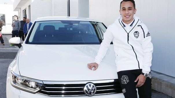 Levante Wagen entrega el nuevo Passat al último fichaje del Valencia CF Fabián Orellana
