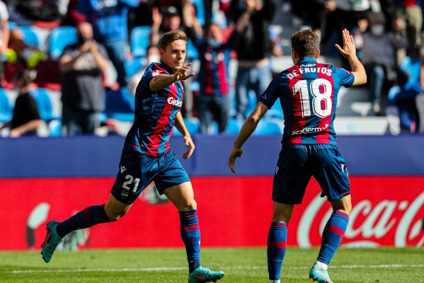 Todavía hay vida... pero el Levante se la complica
