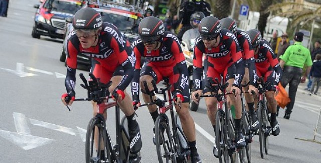 El equipo estadounidense BMC logra la victoria y Senni es el primer líder