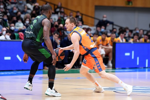 Valencia Basket se escurre en Badalona