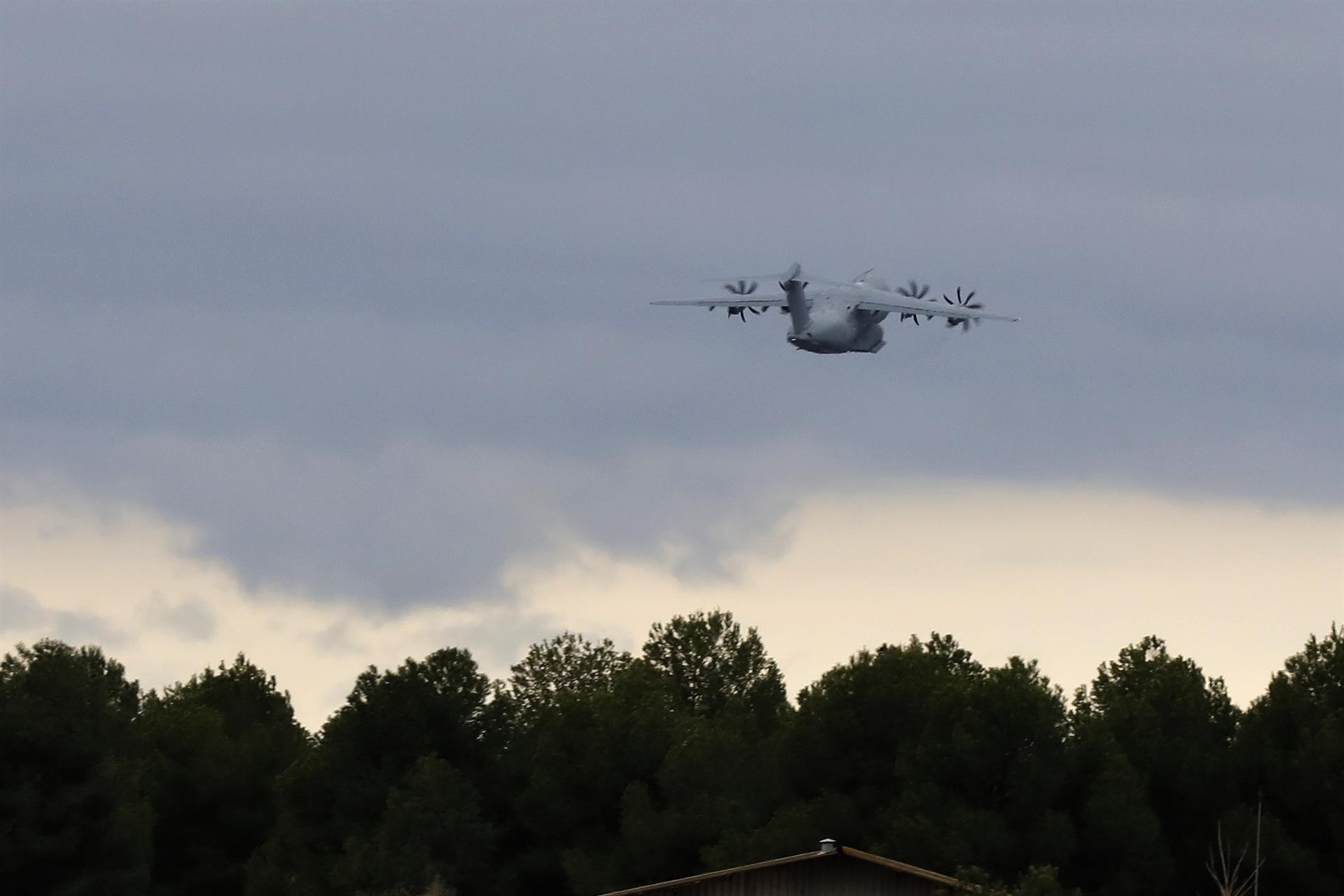 Uno de los aviones del ejército del Aire a su salida de la base aérea de Los Llanos. Foto: LUIS VIZCAÍNO/EP - 