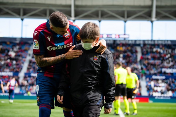 Artur, un niño ucraniano refugiado en València, hizo el saque de honor del Levante-Espanyol