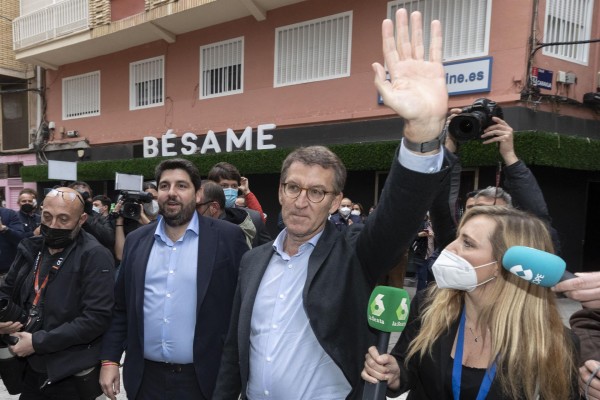 Baño de masas para Feijóo en su primer acto en la Región: 