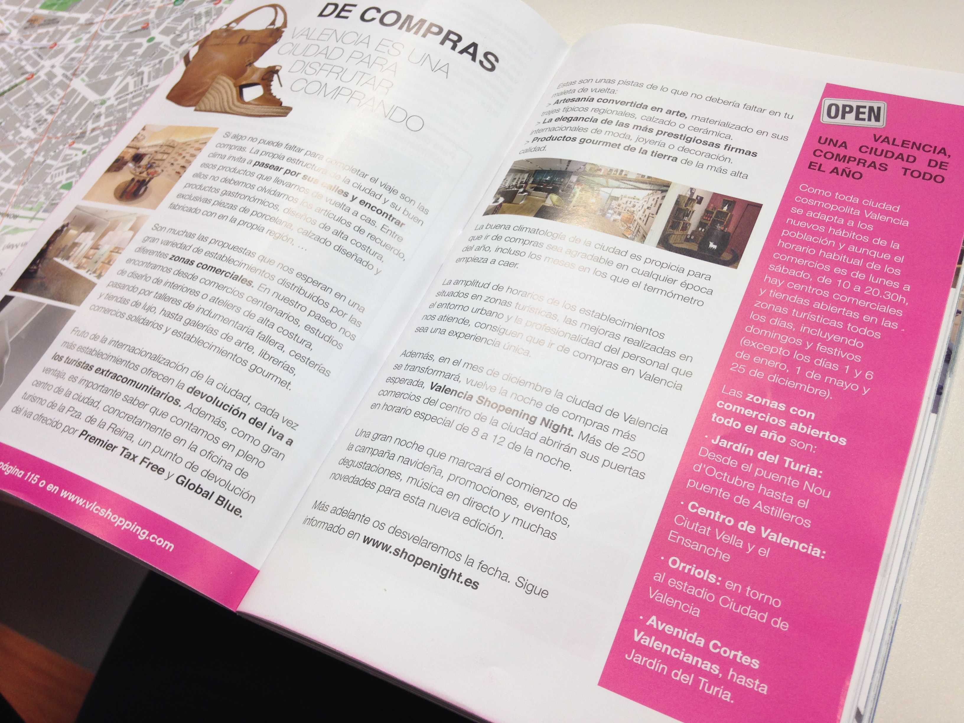 Guía en la que se promociona la compra en domingo y se especifican las zonas liberalizadas -a la derecha- - 