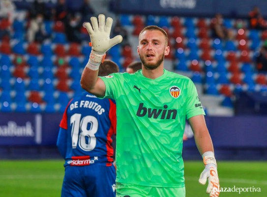 Cillessen comienza a ejercitarse en el campo tras su operación