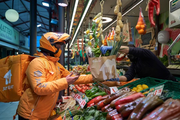 Just Eat lanza su negocio de cesta de la compra a domicilio de la mano de Gorillas, mercados municipales y pequeños comercios