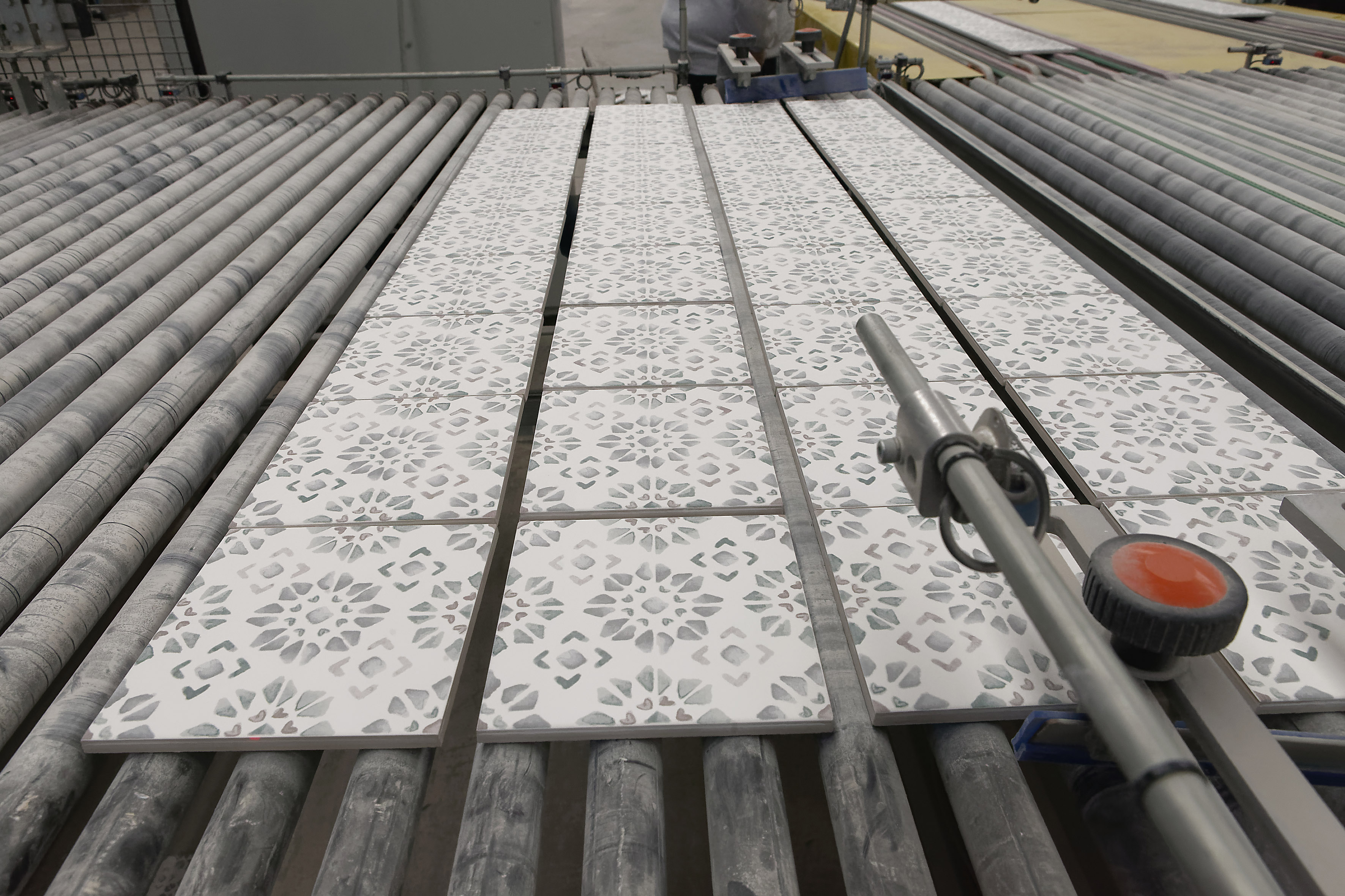 El azulejo espera numerosos ERTE por el gas... y podrían ser despidos si se prolonga la situación