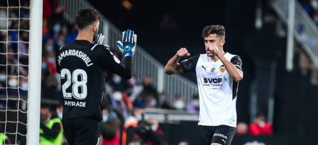 Bordalás gana en el eje y pierde en los costados
