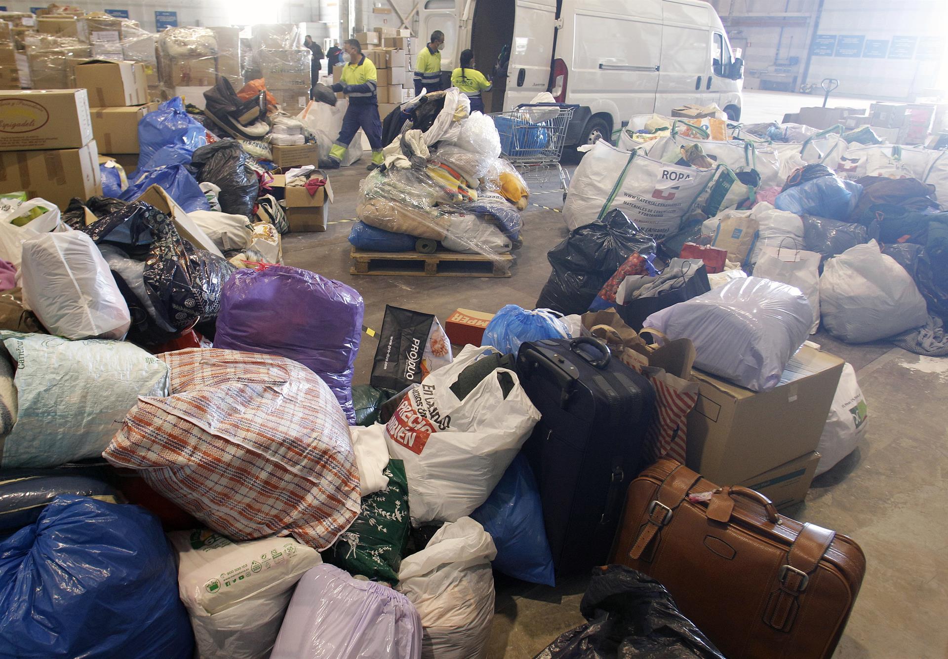 Material almacenado en el centro logístico de Alicante. Foto EFE/Morell - 