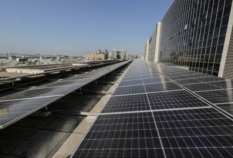 Más placas en los tejados: el autoconsumo solar se dispara para esquivar la subida de la luz 