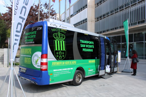Mejoras en el bus de San Vicente: información 'ipso facto' del retraso y 