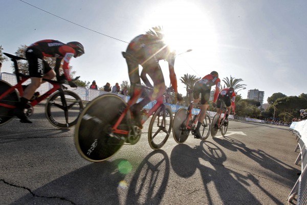 El equipo estadounidense BMC logra la victoria y Senni es el primer líder