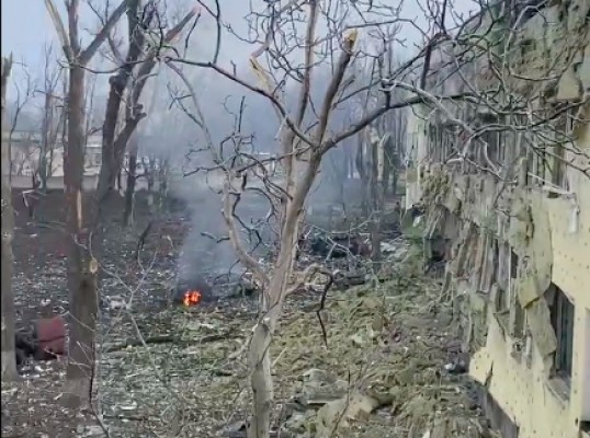 Ucrania acusa a Rusia de bombardear un hospital materno-infantil en Mariúpol