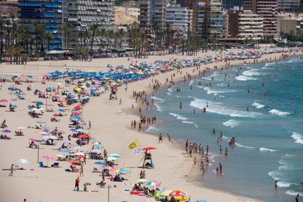 Una moratoria, la vía de escape para el PSPV en el debate de la tasa turística del Botànic y la patronal