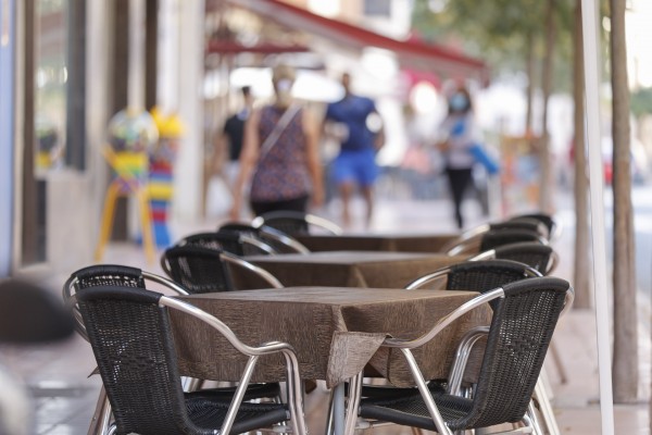 LAlfàs exime a los hosteleros del pago de dos trimestres de 2022 de la tasa de ocupación de la vía pública

