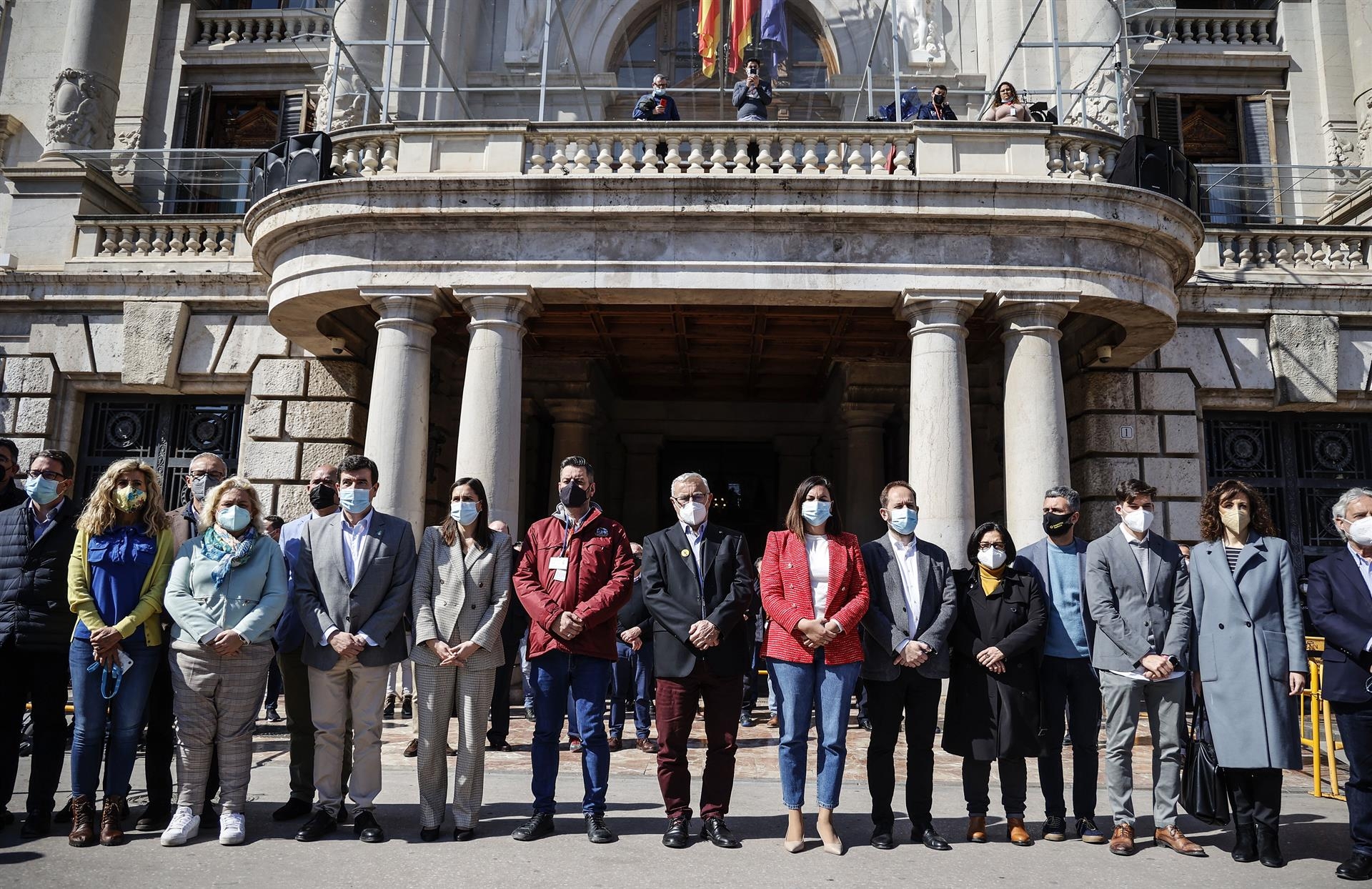 Concentración silenciosa frente el Ayuntamiento de València con el pueblo ucraniano. Foto: ROBER SOLSONA - 