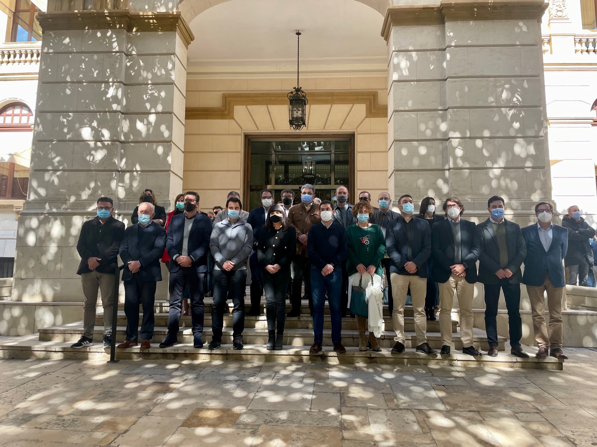 Diputados y trabajadores han guardado cinco minutos de silencio como muestra de solidaridad - 