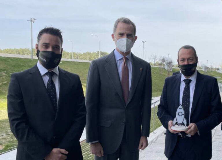  Javier Mira (i) y Salvador Martí (d), cofundadores de FacePhi, flanquean a Felipe VI   - 