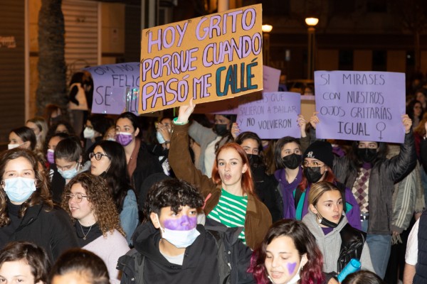 Las mujeres vuelven a tomar las calles de Elche en un 8M reivindicativo: cerca de 3.000 personas