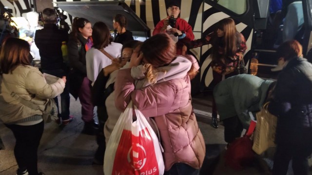 Los refugiados abrazan a sus familias de acogida en València: 