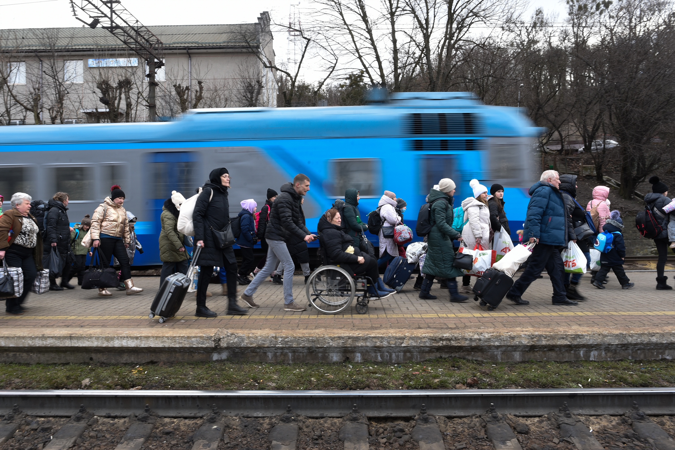 Cientos de refugiados a su llegada a la estación secundaria de Lviv, en Ucrania, habilitada para recibir a ciudadanos que huyen del conflicto. Foto: EFE/ Borja Sánchez Trillo - 