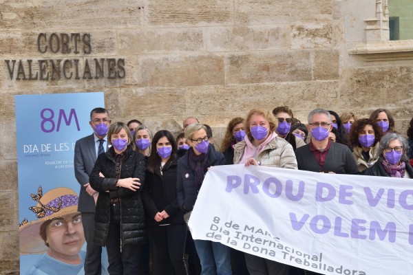 Les Corts reivindican el 8M con un cartel de la ilustradora Raquel Surian

