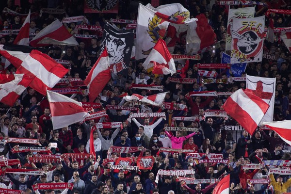 El Sevilla pone entradas a 9.999 euros para evitar mezcla de aficiones en la grada del Pizjuán