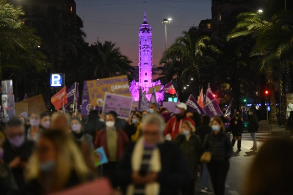 Más de 10.000 personas se manifiestan por la igualdad de la mujer en Alicante
