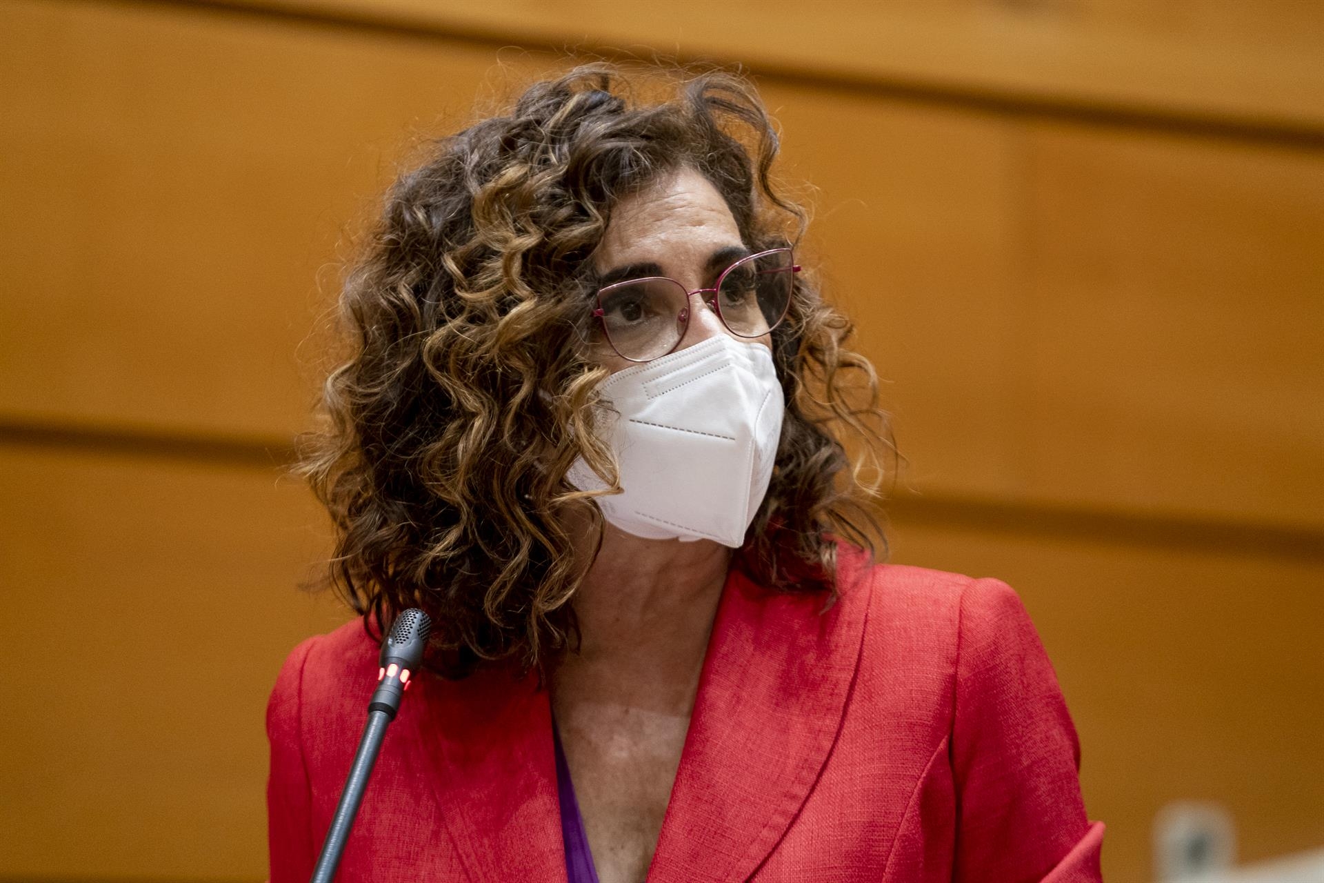 Montero cifra en 5.000 millones las rebajas fiscales para paliar la subida de la luz